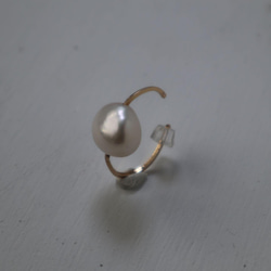 14kgf＊淡水真珠（白）スクエアワイヤーのイヤーカフ 2枚目の画像