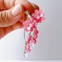 ［春のイヤリング］　桜舞う春のイヤリング　ゴールド　葉桜チャームの2way 桜ハンドメイド2023 3枚目の画像