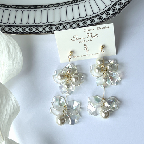 再販❤︎ヒラヒラ花びらとパールの揺れるピアス/イヤリング《クリア  