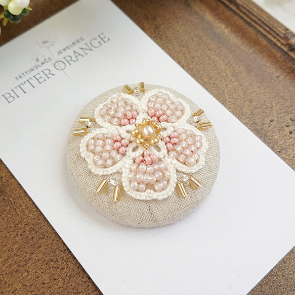 タティングレース×ビーズ刺繍の春めく桜のポニーフック くるみボタン ベージュ 3枚目の画像