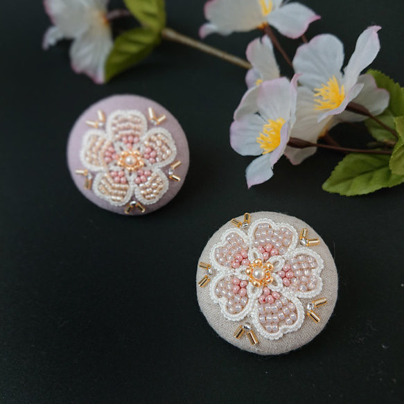 タティングレース×ビーズ刺繍の春めく桜のポニーフック くるみボタン ベージュ 5枚目の画像