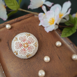 タティングレース×ビーズ刺繍の春めく桜のポニーフック くるみボタン ベージュ 2枚目の画像