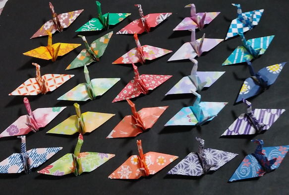折り紙 7.5㎝の千代紙(裏面は和紙)で折った折鶴です。25点で! 全部