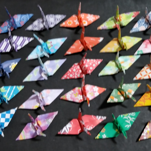 折り紙 7.5㎝の千代紙(裏面は和紙)で折った折鶴です。25点で! 全部