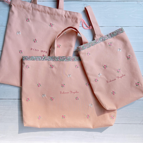 小花と蝶々の刺繍のレッスンバックとシューズケースのセット 名前刺繍