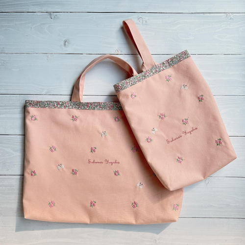 小花と蝶々の刺繍のレッスンバックとシューズケースのセット 名前刺繍