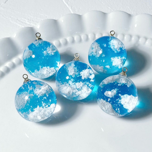 受注生産】雲レジンの空玉キーホルダー(2cm)｜青空・空色・雲モチーフ