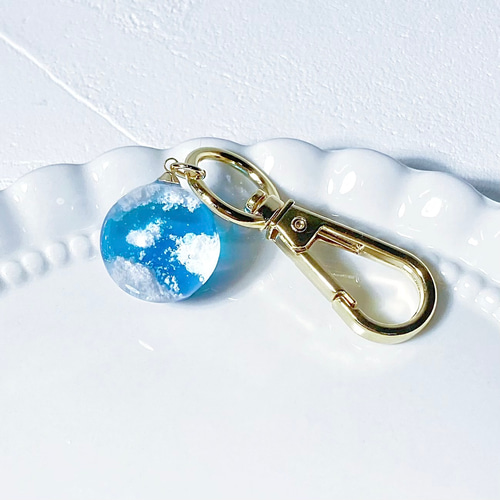 受注生産】雲レジンの空玉キーホルダー(2cm)｜青空・空色・雲モチーフ