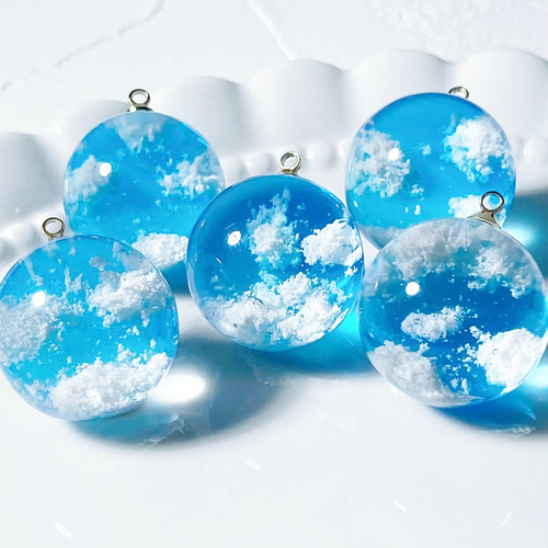 受注生産】雲レジンの空玉キーホルダー(2cm)｜青空・空色・雲モチーフ