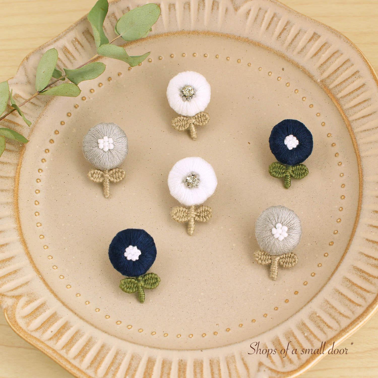 【初回限定】 ハンドメイド グレーとベージュ ピンバッチ ピアス