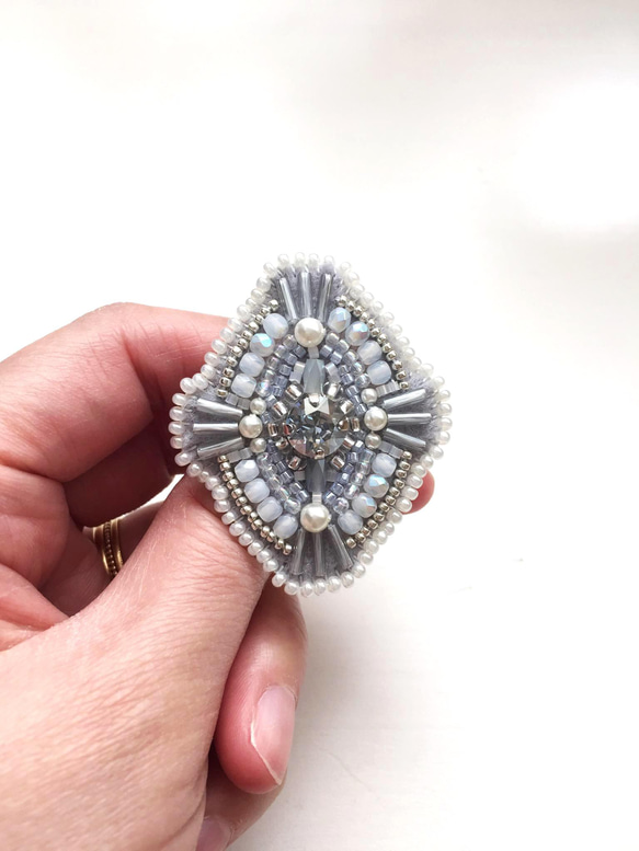 ビーズ刺繍ブローチ   ✴︎フォーマルやセレモニーに✴︎ 4枚目の画像