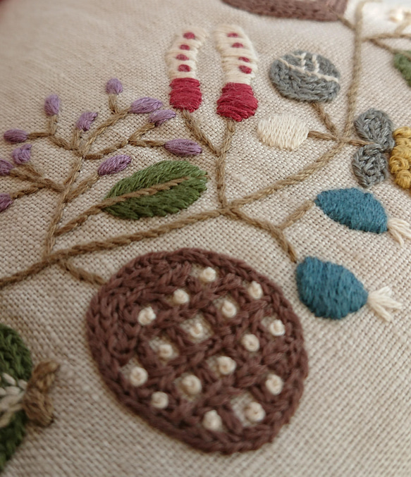 お花、種の模様刺繍のポーチ 3枚目の画像