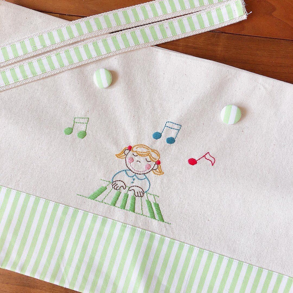 お名前いれます★手刺繍 レッスンバッグ〈ピアノ女の子_緑ストライプ〉 4枚目の画像