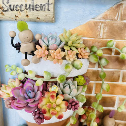 多肉ウォールアート♡多肉植物アレンジ♪樹脂粘土多肉 割れ鉢 レンガ調