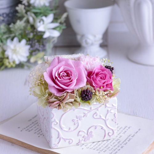 ピンクラナンキュラスと可憐なお花達の春待ちリース フラワーリース 造花 玄関 春 ピンクラナンキュラスと可憐なお花達の春待ちリース フラワーリース