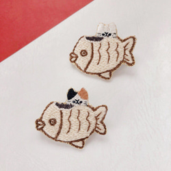 たい焼きを食べる猫の刺繍ブローチ 1枚目の画像