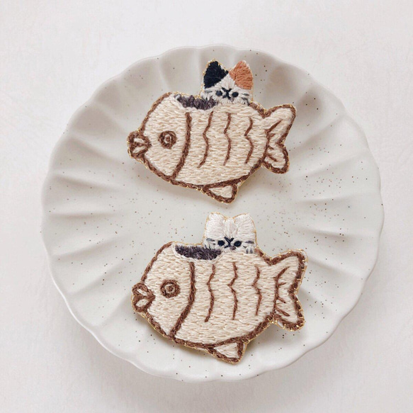 たい焼きを食べる猫の刺繍ブローチ 2枚目の画像