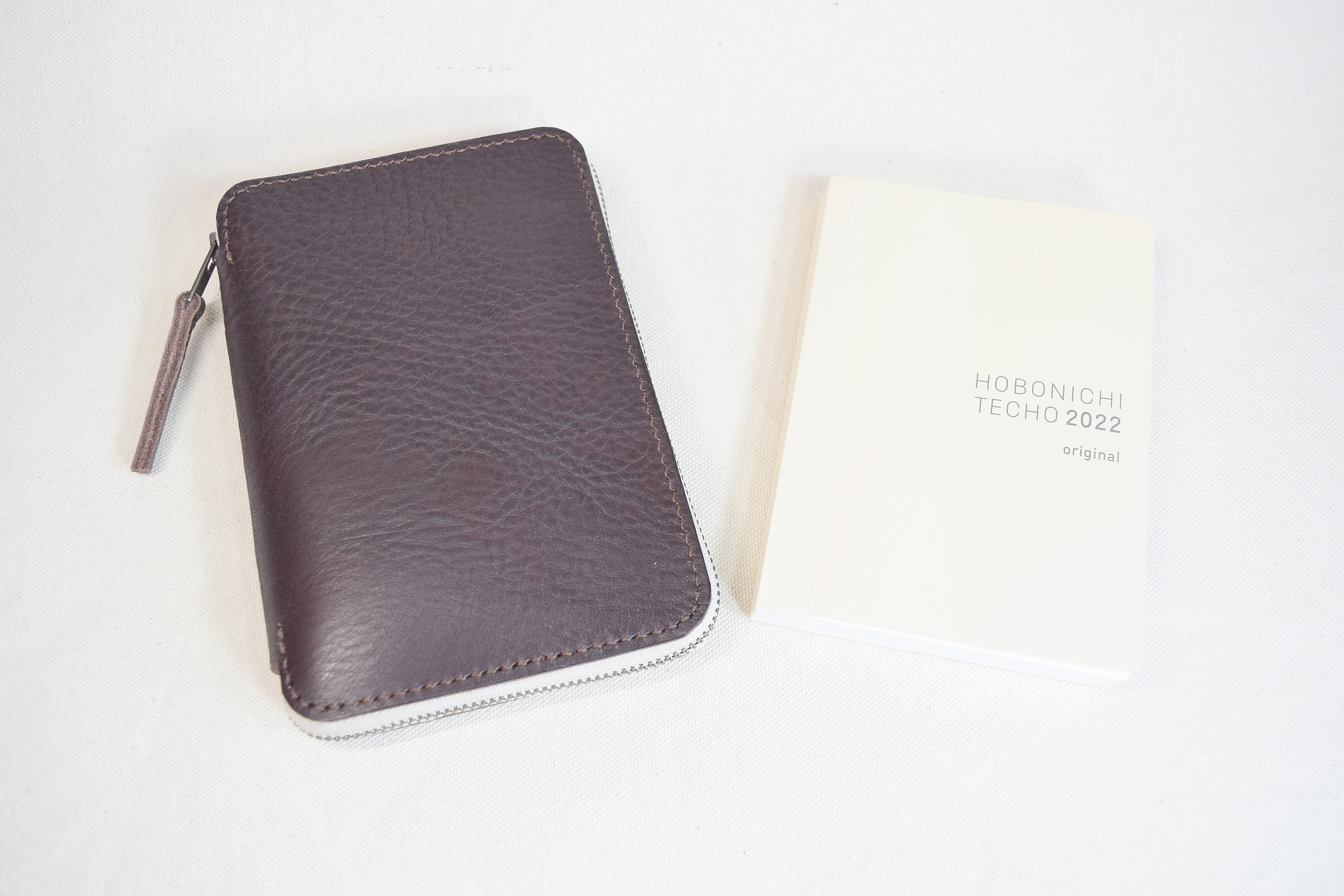 ダークブラウンのヌメ革のA6ファスナーブックケース　FBC9