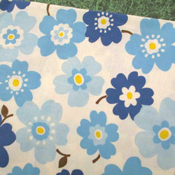 シーチングプリント　北欧調の花　生成地ｘ水色とブルー系花（1401-56） 1枚目の画像