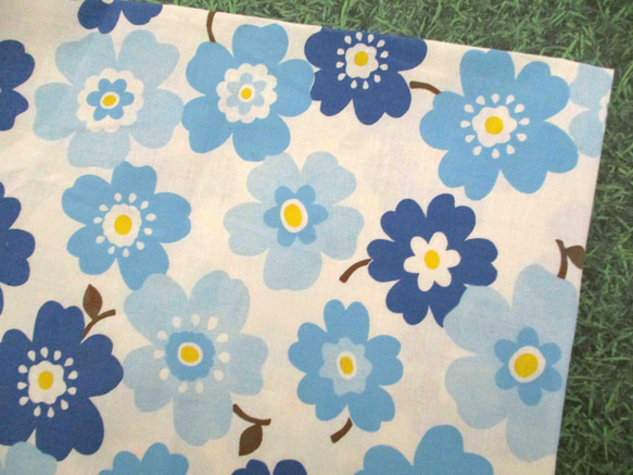 シーチングプリント　北欧調の花　生成地ｘ水色とブルー系花（1401-56） 1枚目の画像