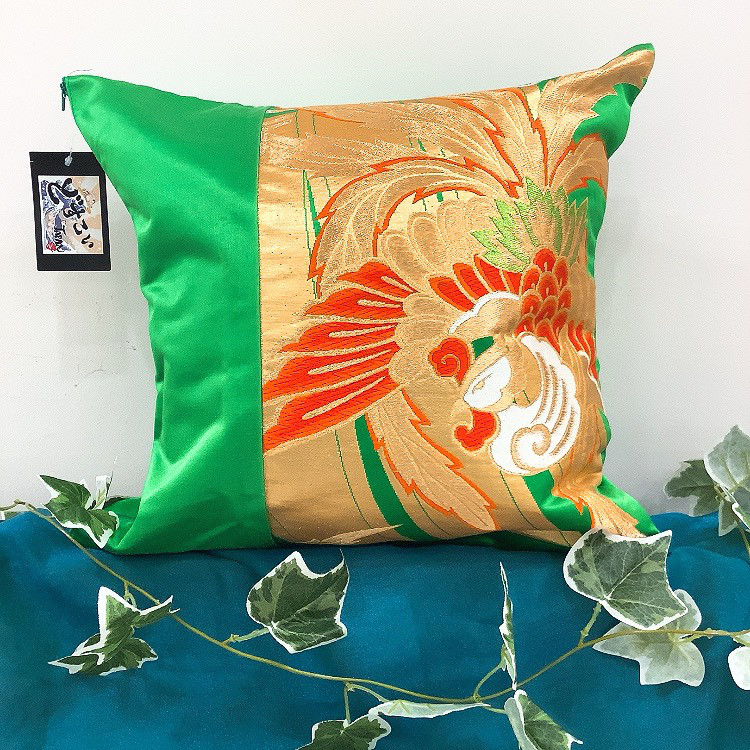 着物　クッションカバー　和柄　和風　緑　鳳凰　フェニックス　金　シルクの美しい光沢　着物リメイク　帯　アップサイクル