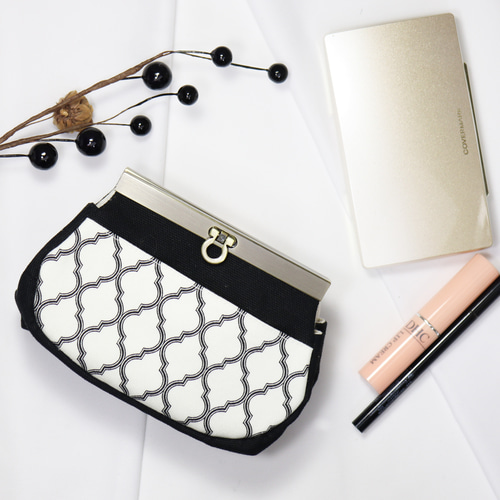 カラーオーダー可 ころんと直線口金のポーチ モロッカン 白b【受注生産  