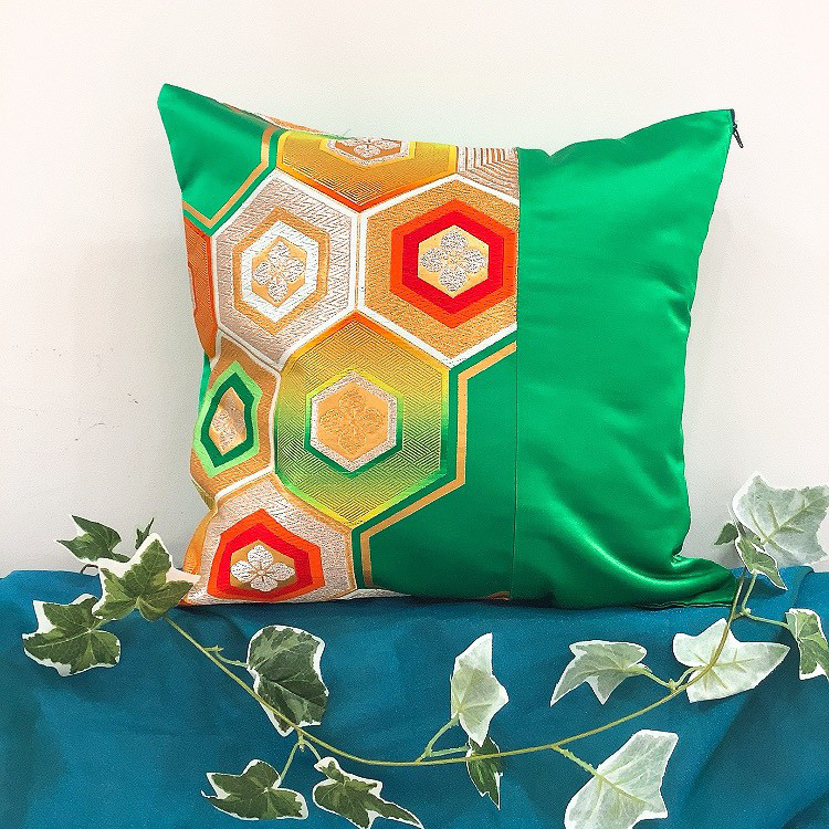 着物　クッションカバー　和柄　和風　緑　唐花　亀甲　花菱　オレンジ　シルク　美しい光沢　着物リメイク　帯　アップサイクル