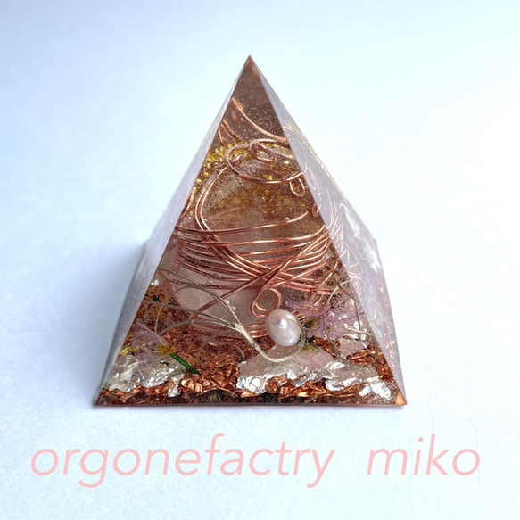 少し大きめピラ　富を司るシュリヤントラ　浄化　ピラミッド型オルゴナイト 4枚目の画像