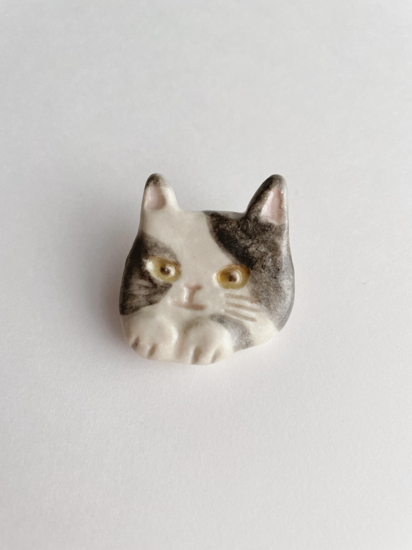 のぞきみ猫の陶器ブローチ(白猫) 1枚目の画像
