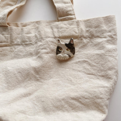 のぞきみ猫の陶器ブローチ(白猫) 4枚目の画像