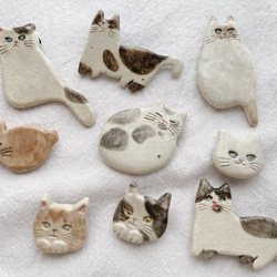 のぞきみ猫の陶器ブローチ(キジ猫) 5枚目の画像