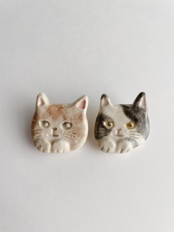 のぞきみ猫の陶器ブローチ(キジ猫) 4枚目の画像