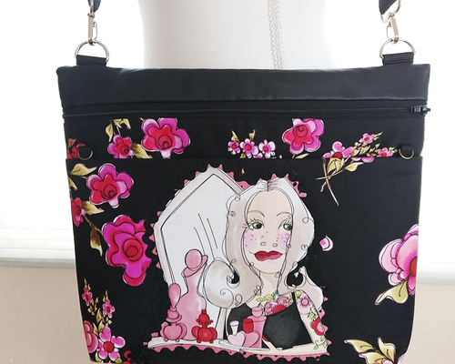 ロラライハリス♡ベージュサテン♡一面ライン刺繍のサコッシュ