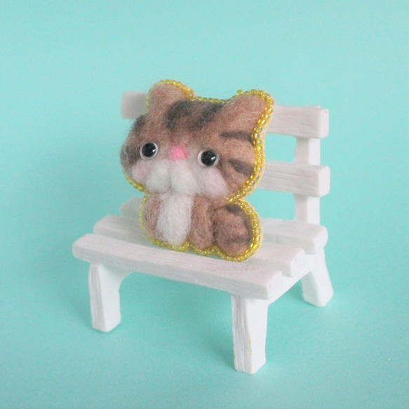 ぶさかわネコちゃん・エキゾチックショートヘアの羊毛フェルトブローチ 2枚目の画像