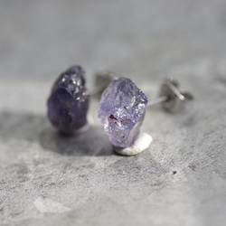 [獨一無二] 堇青石礦物寶石耳環防過敏天然石 (No.2033) 第1張的照片