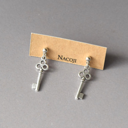 小さな鍵のピアス　クローバー飾りのレトロなカギ 3枚目の画像