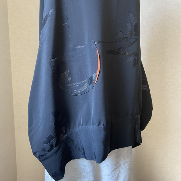 着物リメイク　絹　チュニック　ジャンパースカート　ふっくら　黒漆　黒　ブラック 2枚目の画像