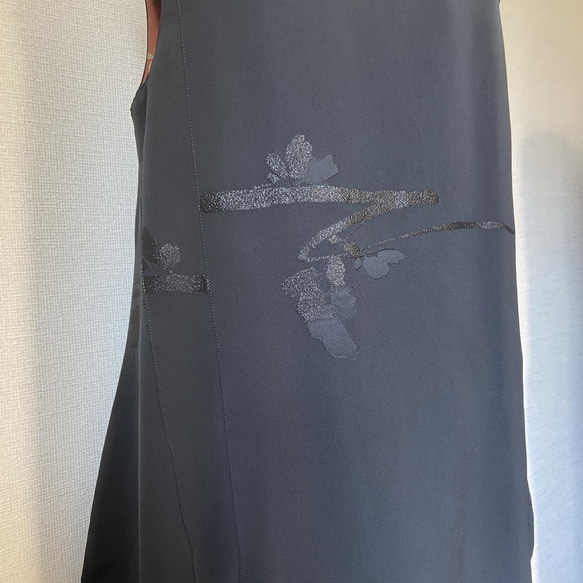 着物リメイク　絹　チュニック　ジャンパースカート　ふっくら　黒漆　黒　ブラック 7枚目の画像