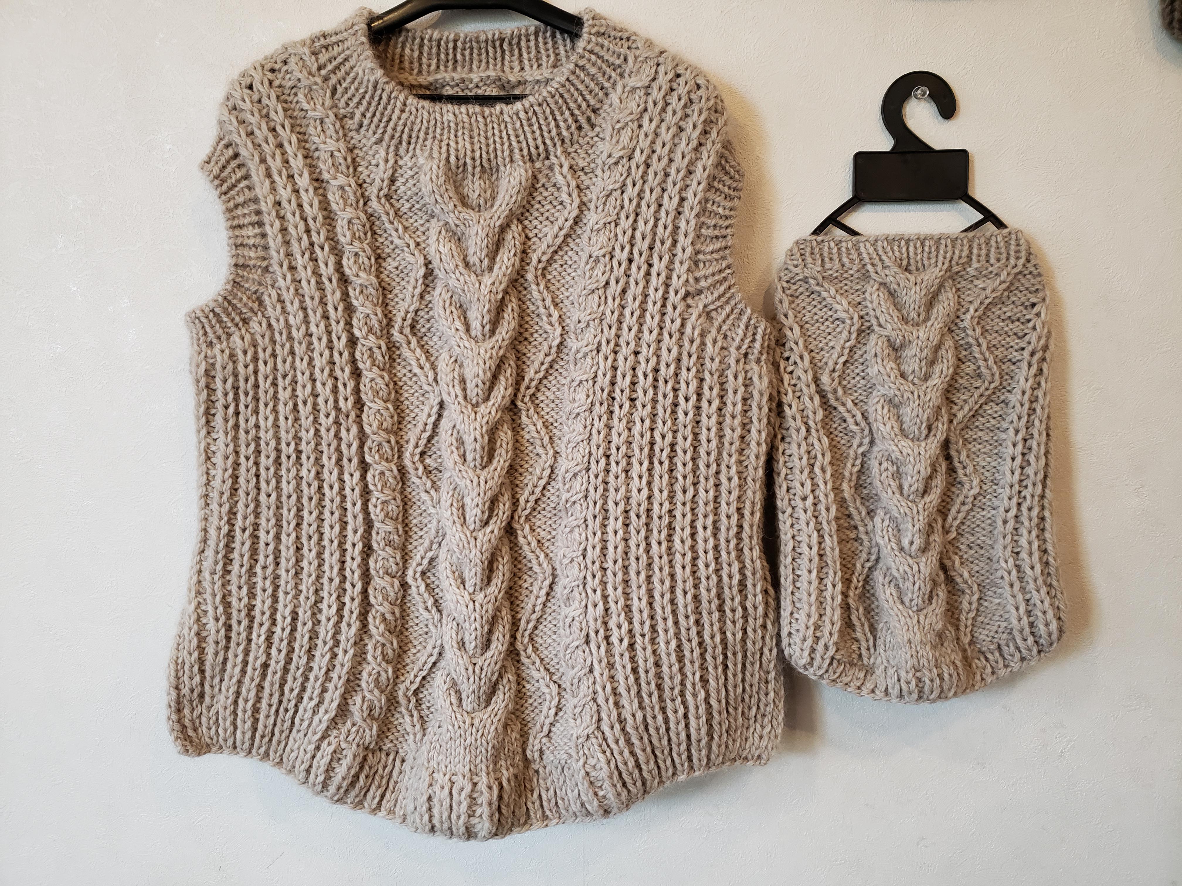 ワンちゃんとペアルック！裾ラウンド型のざっくりアラン模様の手編みニット