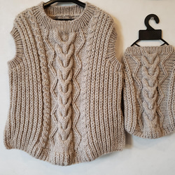 ワンちゃんとペアルック！裾ラウンド型のざっくりアラン模様の手編みニット 1枚目の画像