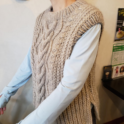 ワンちゃんとペアルック！裾ラウンド型のざっくりアラン模様の手編みニット 5枚目の画像