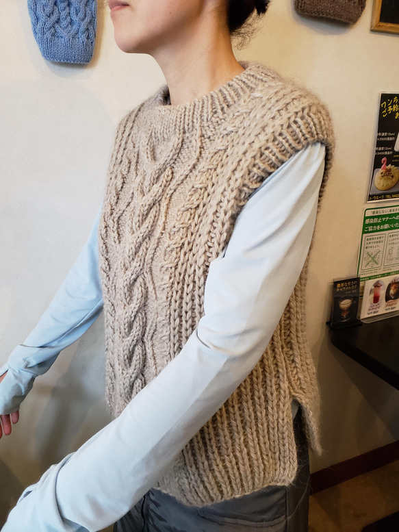 ワンちゃんとペアルック！裾ラウンド型のざっくりアラン模様の手編みニット 5枚目の画像