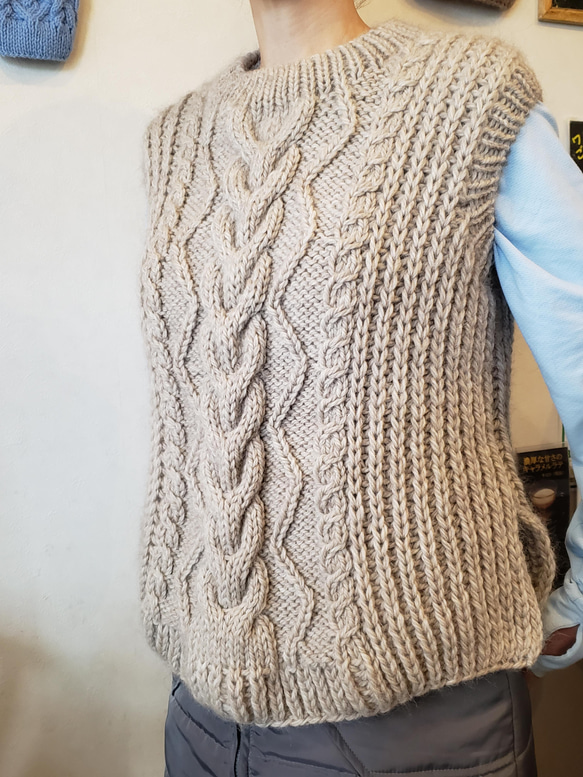 ワンちゃんとペアルック！裾ラウンド型のざっくりアラン模様の手編みニット 2枚目の画像