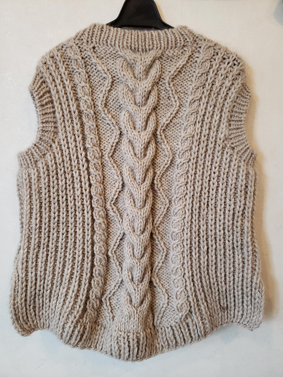 ワンちゃんとペアルック！裾ラウンド型のざっくりアラン模様の手編みニット 4枚目の画像