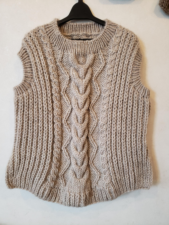 ワンちゃんとペアルック！裾ラウンド型のざっくりアラン模様の手編みニット 3枚目の画像