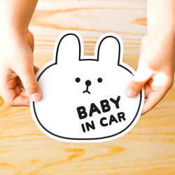 Baby in car (BLACK しろうさ) 耐水 耐光 ベビーインカー マグネット ステッカー 1枚目の画像