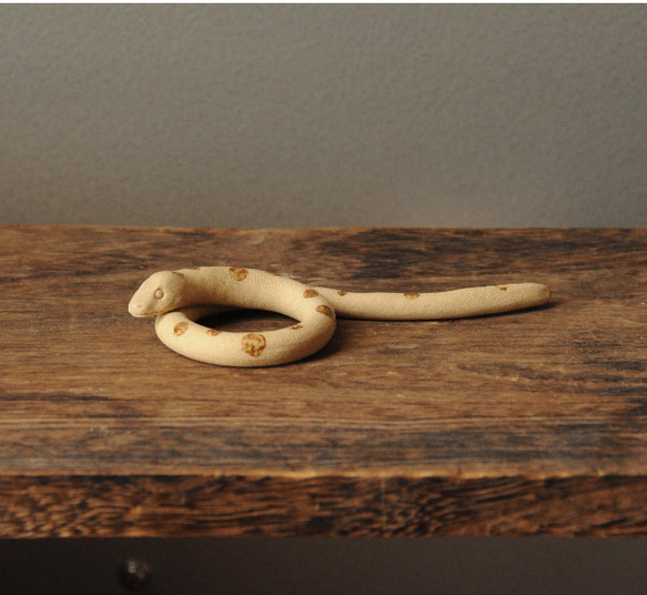 １個＊【白・薄茶】陶器のヘビ　[H-B] 2枚目の画像