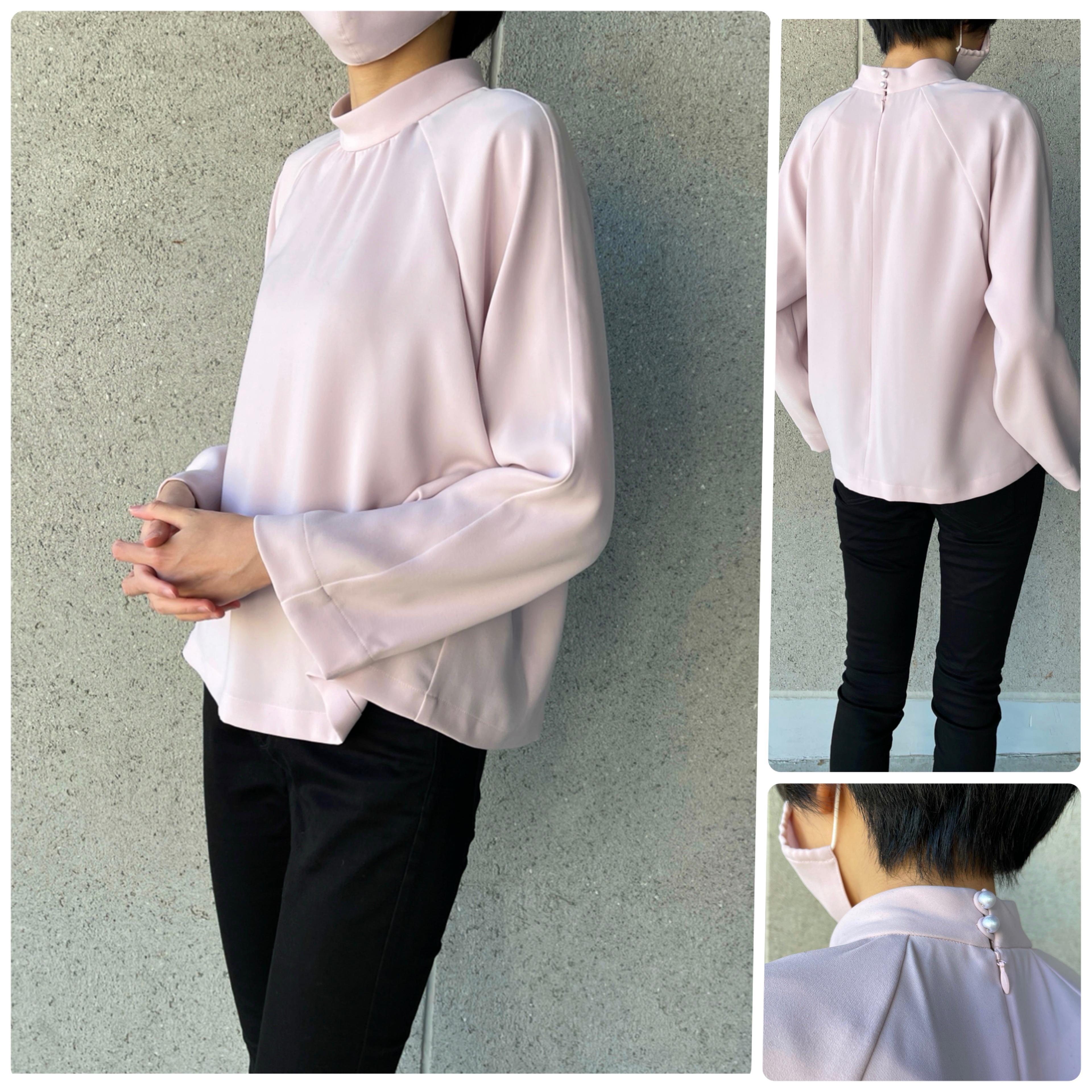 春のペールカラー　桜色のハイネックブラウス マットな質感のストレッチ二重織サテン