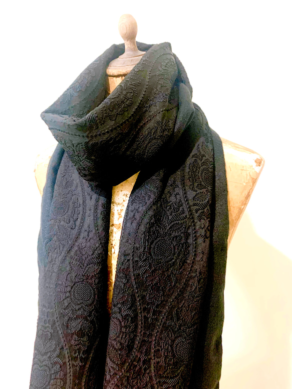 スカーフNo.305*意味* デザイナー手作りの日本のアンティーク布 黒の立体織りフラワーパレス風トーテムウールスカーフショール 1枚目の画像