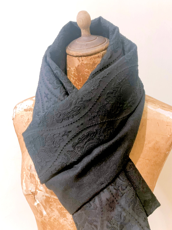スカーフNo.305*意味* デザイナー手作りの日本のアンティーク布 黒の立体織りフラワーパレス風トーテムウールスカーフショール 4枚目の画像
